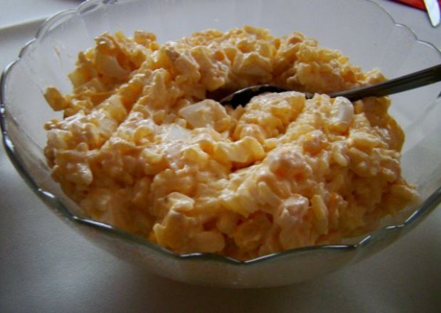 Fotografia przedstawiająca Sałatka z ryżu kukurydzy i jajek z sosem czosnkowym