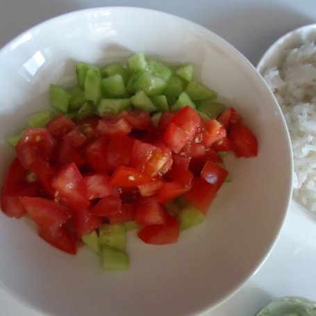 Krok 1 - Sałatka z ryżu, pomidorów i ogórków foto
