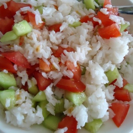 Krok 2 - Sałatka z ryżu, pomidorów i ogórków foto