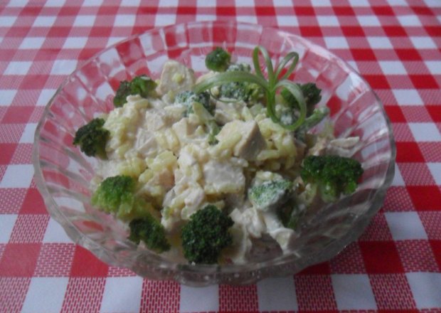 Fotografia przedstawiająca Sałatka z ryżu z brokułami