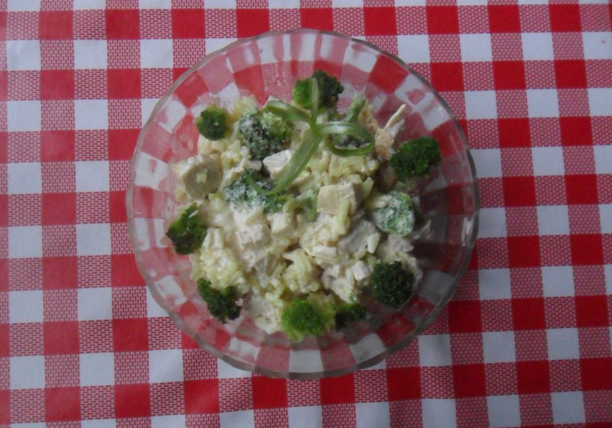 Sałatka z ryżu z brokułami foto