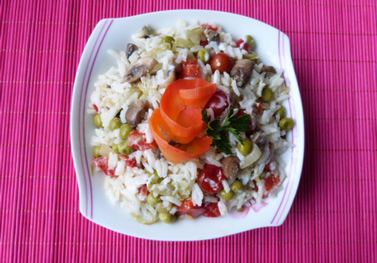 Sałatka z ryżu z groszkiem zielonym foto