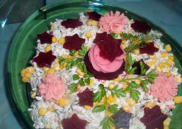 Fotografia przedstawiająca Sałatka  z ryżu z tuńczykiem i gwiazdkami