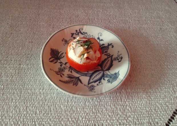 Fotografia przedstawiająca Sałatka z rzodkiweki w pomidorze