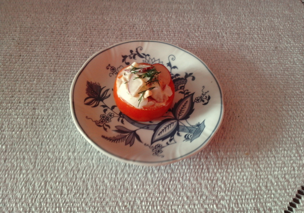 Sałatka z rzodkiweki w pomidorze foto