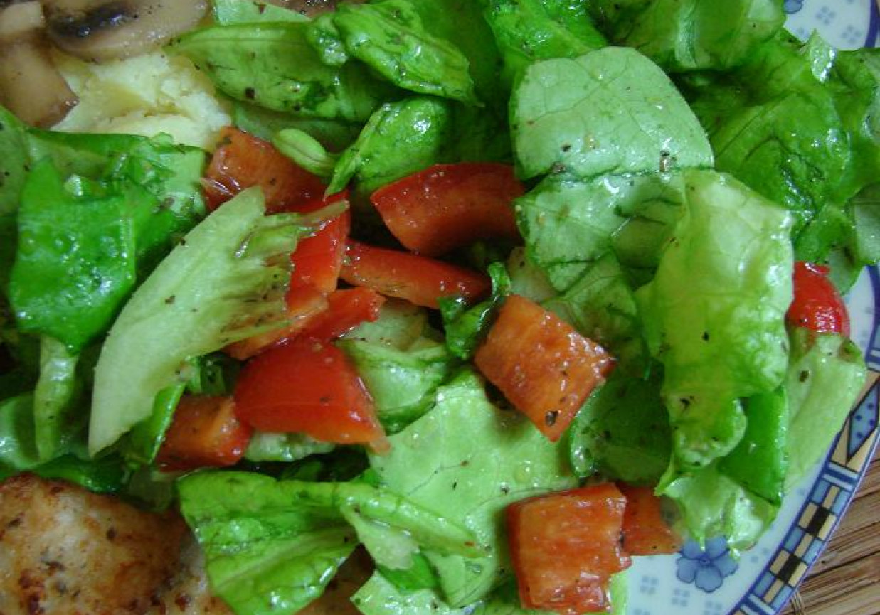 sałatka z sałatą i papryką foto