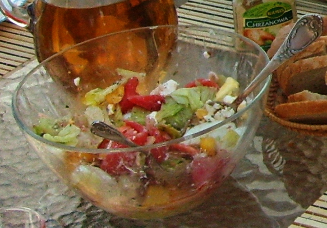 Sałatka z sałatą lodową i nektarynką foto