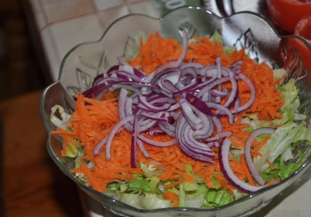 salatka z sałatą lodową, marchewką,czerwoną cebulą, jajami i papryką foto