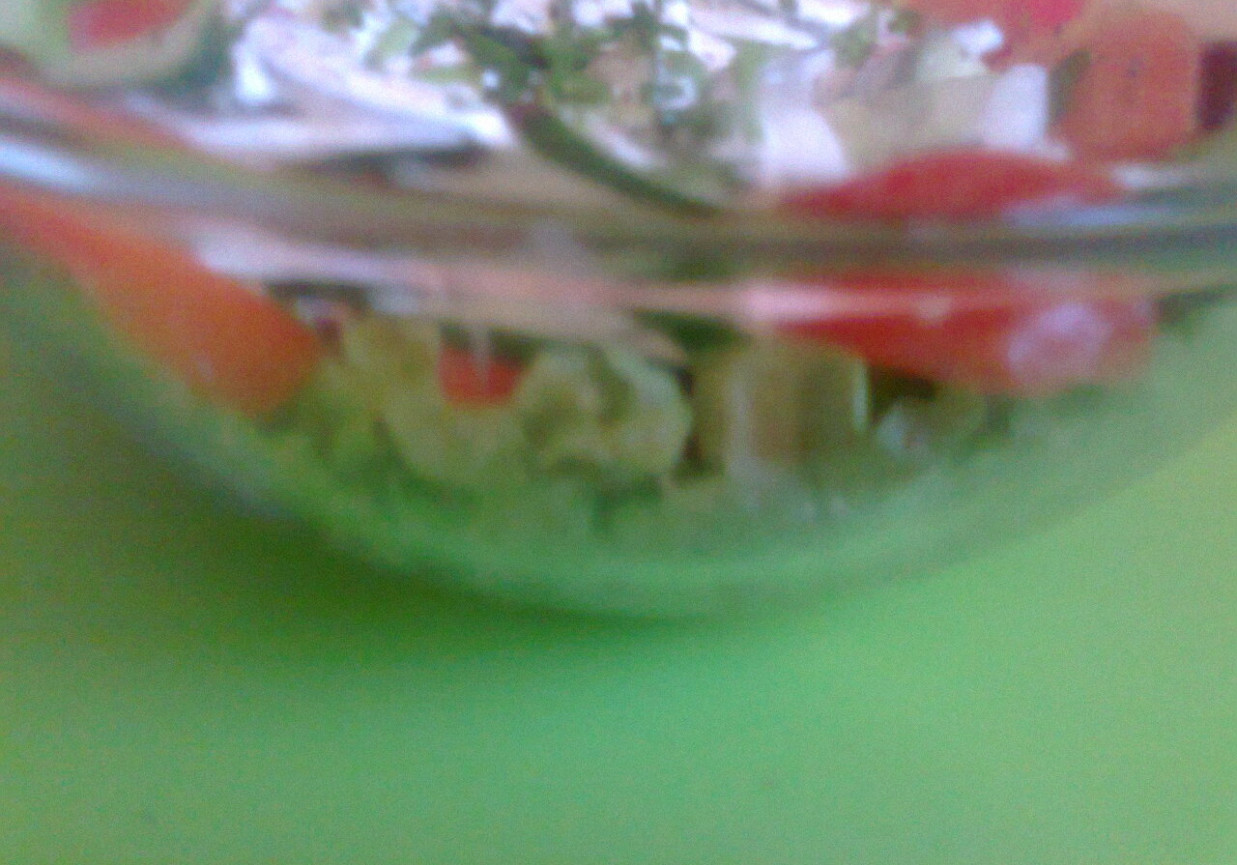 sałatka z sałaty, pomidorków, ogórka ze śmietaną foto