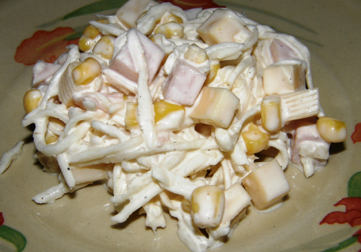 Sałatka z selara, szynki kukurydzy i żółtego sera foto