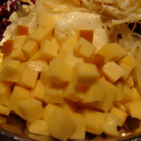 Krok 3 - Sałatka z selera konserwowego ananasem i serem żóltym foto
