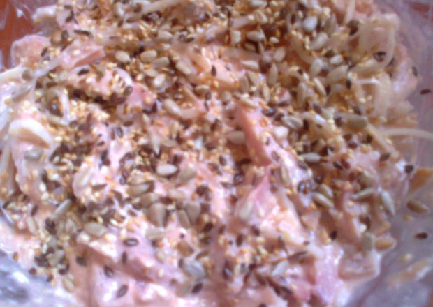 Fotografia przedstawiająca sałatka z selera marynowanego i  kurczaka wędzonego pikantna