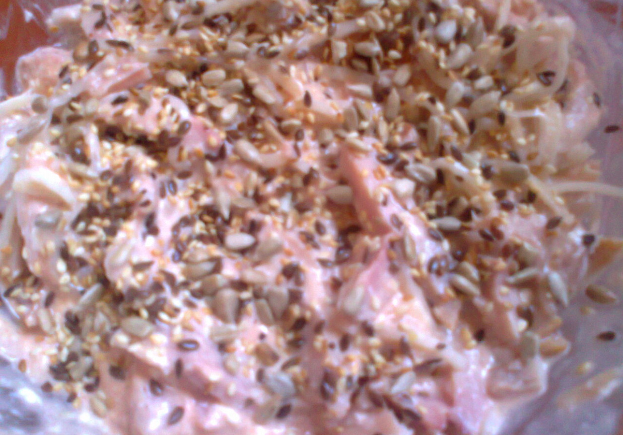 sałatka z selera marynowanego i  kurczaka wędzonego pikantna foto