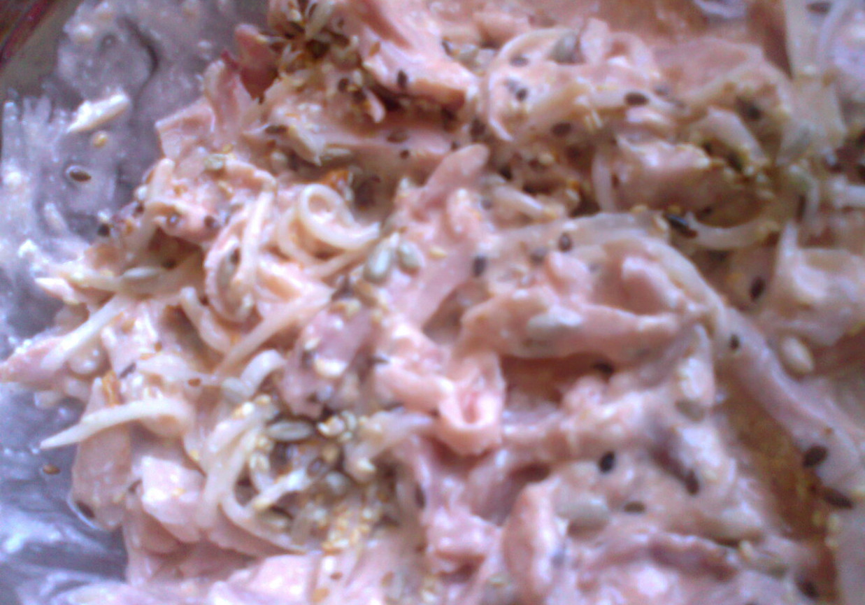 sałatka z selera marynowanego i  kurczaka wędzonego pikantna foto