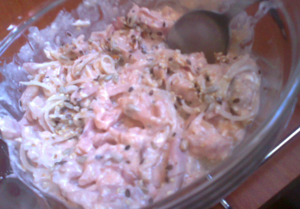 sałatka z selera marynowanego i  kurczaka wędzonego pikantna foto