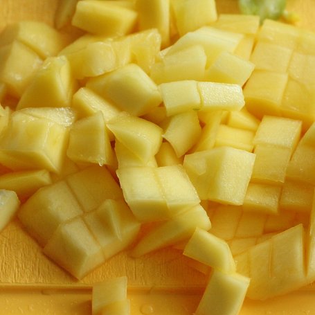 Krok 2 - Sałatka z selera naciowego z mango foto