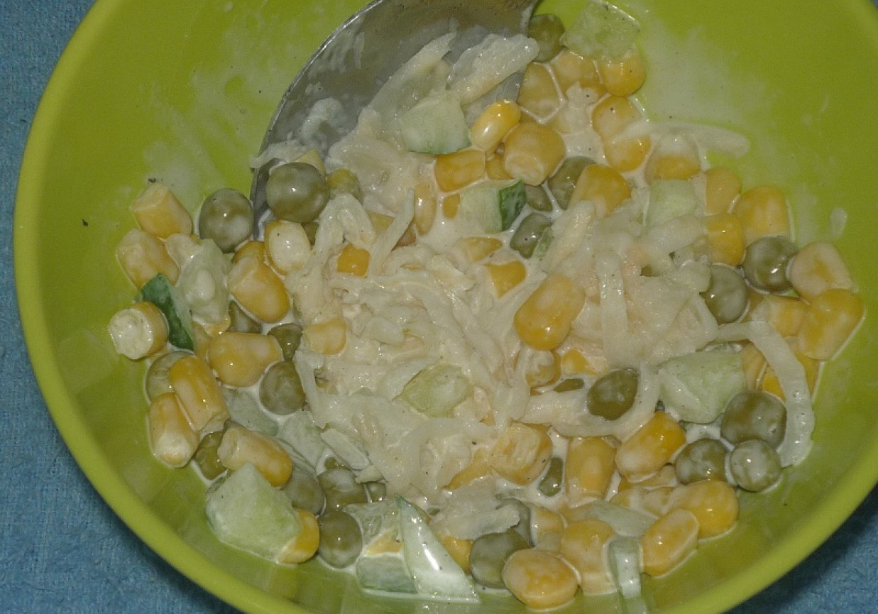Sałatka z selerem i kukurydzą foto