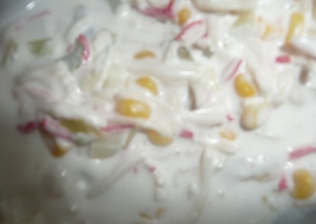 Fotografia przedstawiająca sałatka z selerem i surimi
