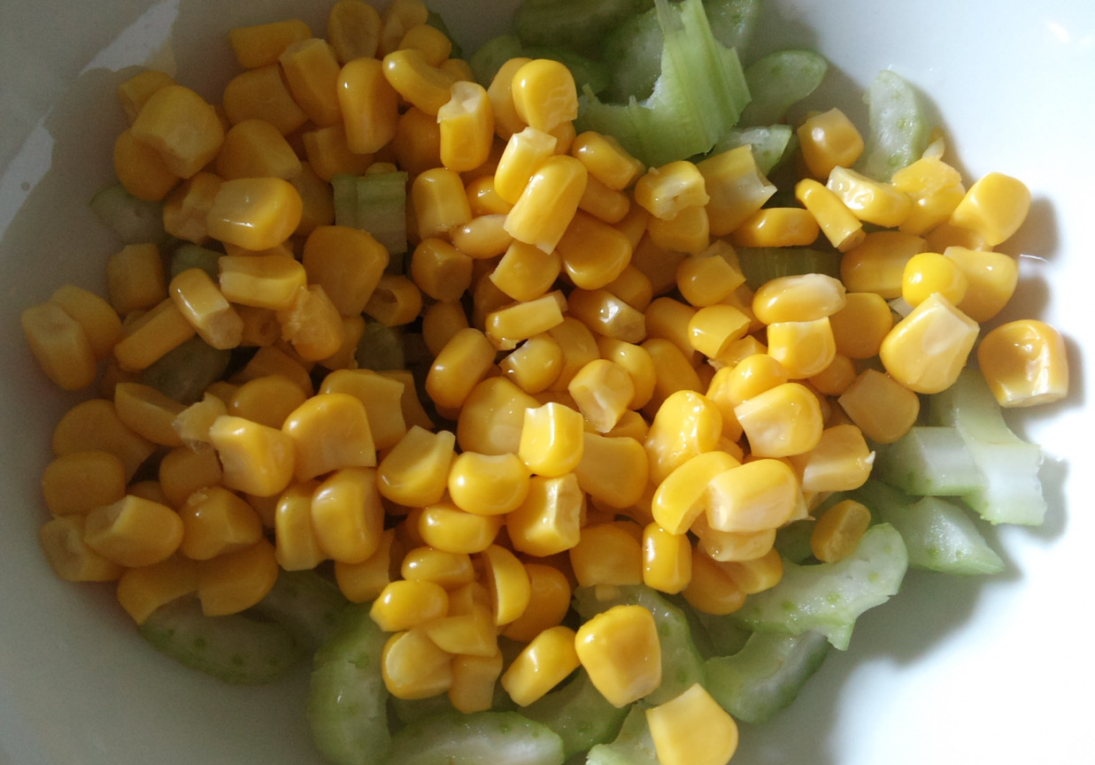 Sałatka z selerem, kukurydzą i sosem jogurtowym foto