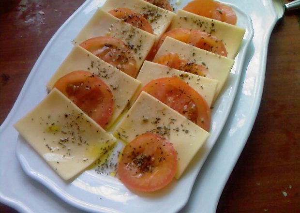 Fotografia przedstawiająca Sałatka z sera i pomidorów