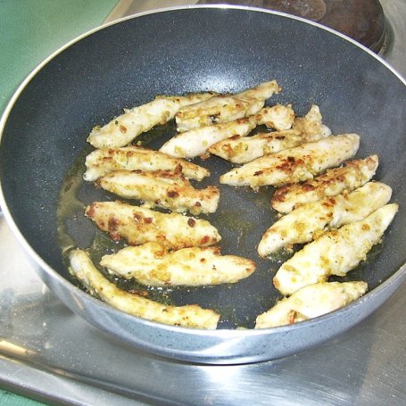 Krok 2 - Sałatka z serem brie i aromatycznym cebulowo - grzybowym kurczakiem foto