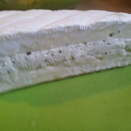 Krok 3 - Sałatka z serem brie i sezamem w dipie musztardowym foto