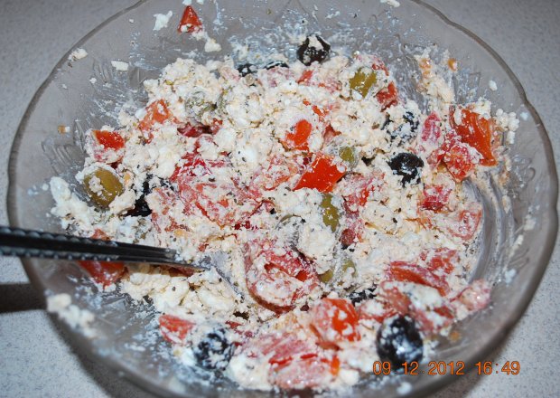 Fotografia przedstawiająca salatka z serem feta i oliwkami