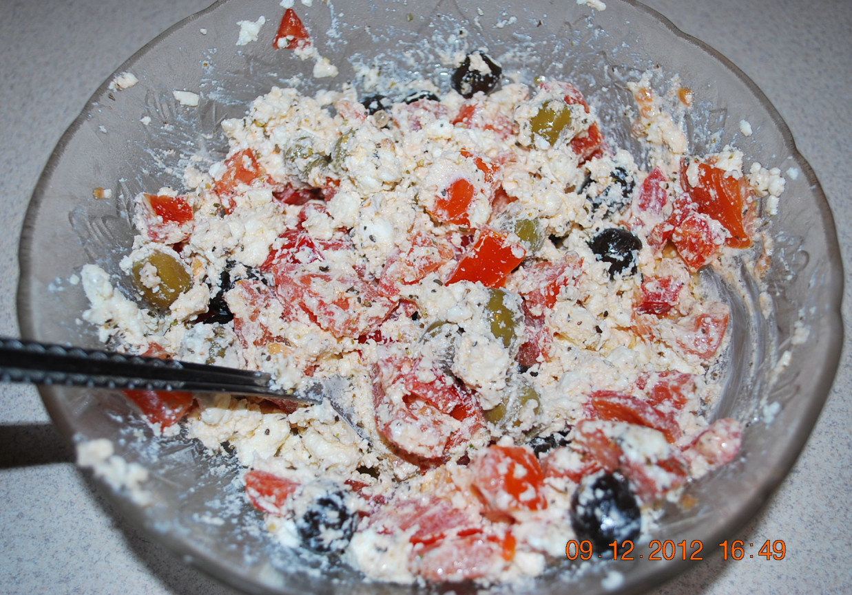 salatka z serem feta i oliwkami foto