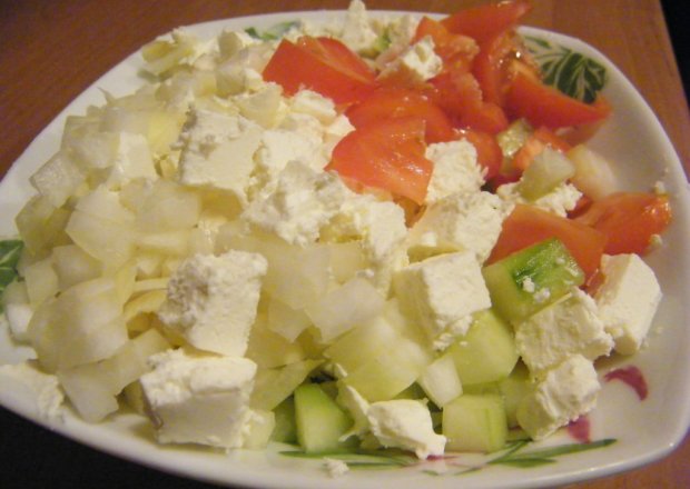 Fotografia przedstawiająca sałatka z serem feta i  pomidorem
