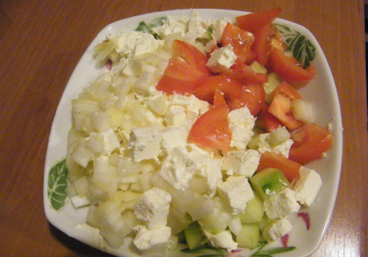 sałatka z serem feta i pomidorem - DoradcaSmaku.pl