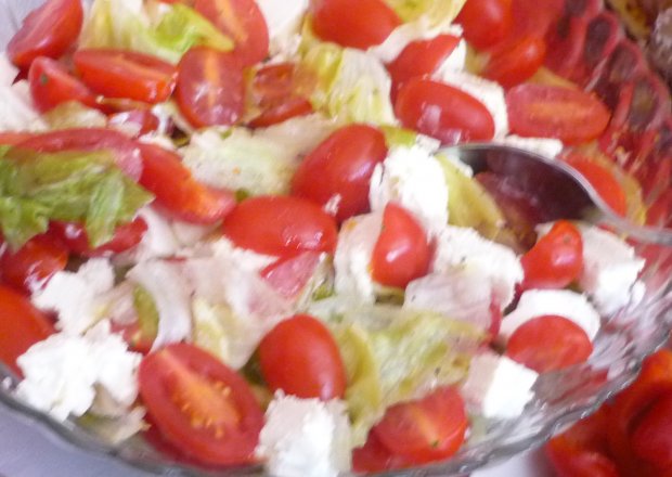 Fotografia przedstawiająca sałatka z serem feta i pomidorkami