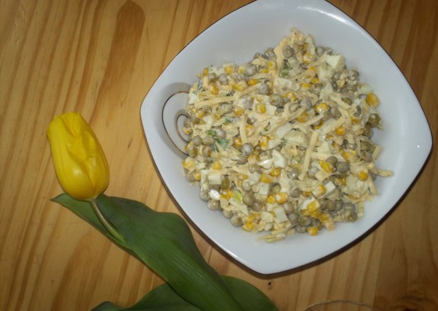 Fotografia przedstawiająca Sałatka z serem, groszkiem i kukurydzą