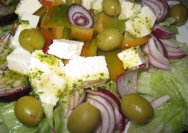 Fotografia przedstawiająca Sałatka z serem i oliwkami