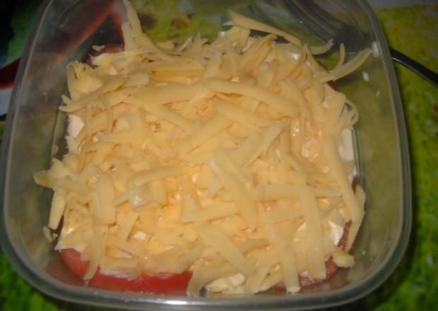 Fotografia przedstawiająca Sałatka z serem i pomidorami