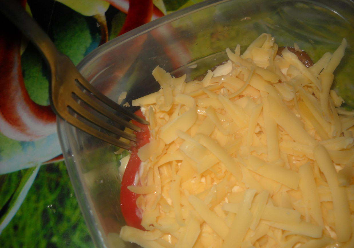 Sałatka z serem i pomidorami foto