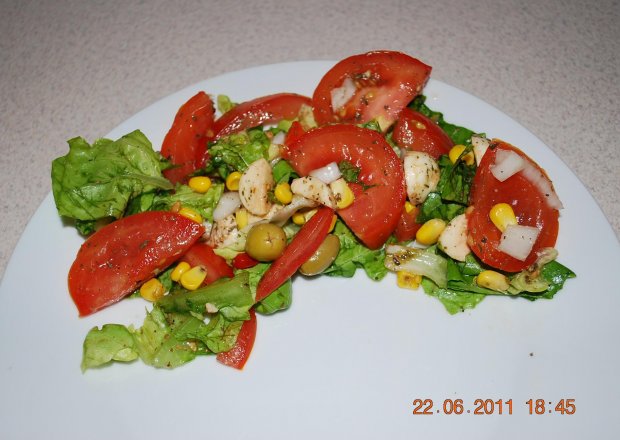 Fotografia przedstawiająca salatka z serem mozarella