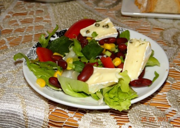 Fotografia przedstawiająca Sałatka z serem pieprzowym pleśniowym