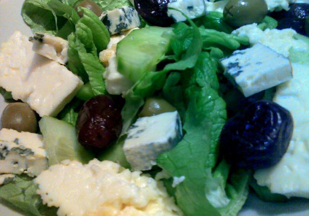 Sałatka z serem pleśniowym, fetą i oliwkami foto