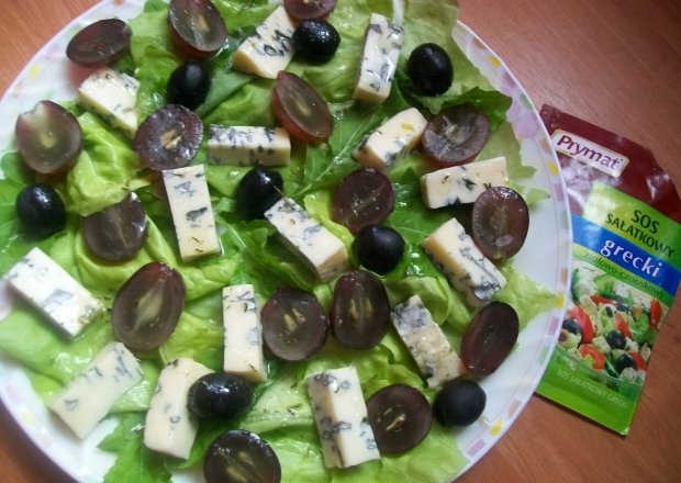 Fotografia przedstawiająca Sałatka z serem pleśniowym i winogronami