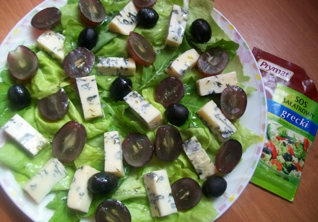 Sałatka z serem pleśniowym i winogronami foto