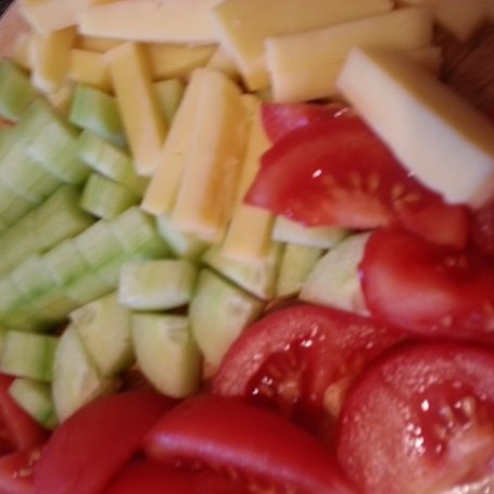 Krok 1 - Sałatka z serem, pomidorem i ogorkiem foto