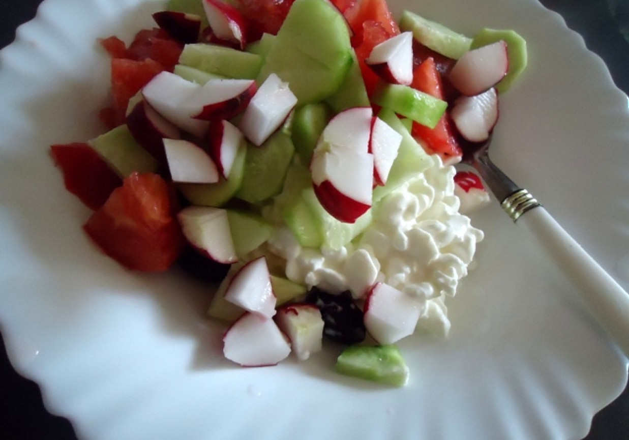 Sałatka z serkiem wiejskim, pomidorem, ogórkiem i oliwkami foto