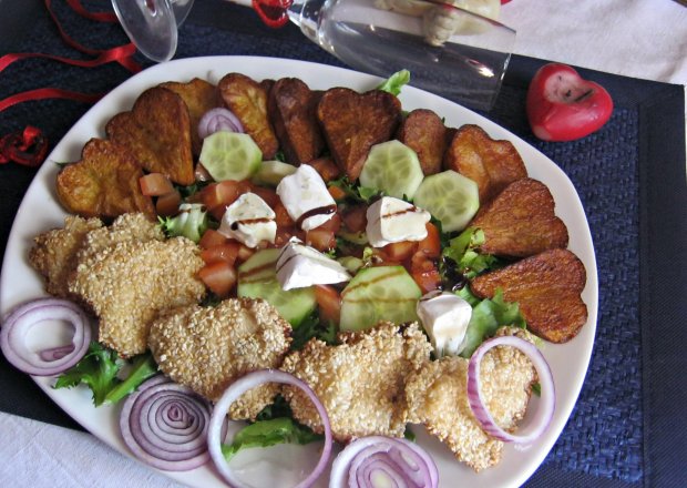 Fotografia przedstawiająca Sałatka z sezamowym kurczakiem, ziemniaczkami, serem camembert i malinowym octem balsamicznym