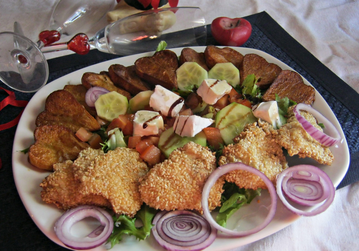 Sałatka z sezamowym kurczakiem, ziemniaczkami, serem camembert i malinowym octem balsamicznym foto