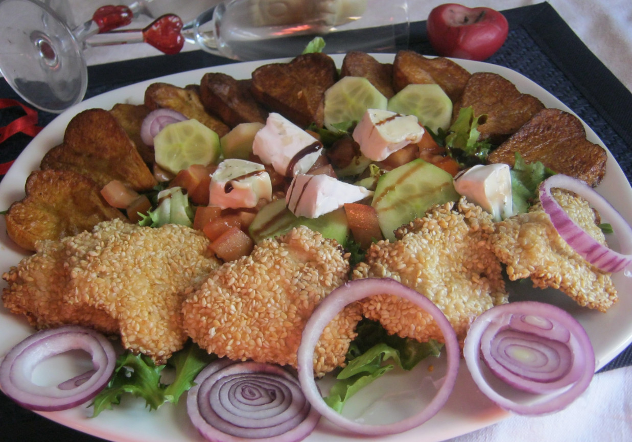 Sałatka z sezamowym kurczakiem, ziemniaczkami, serem camembert i malinowym octem balsamicznym foto