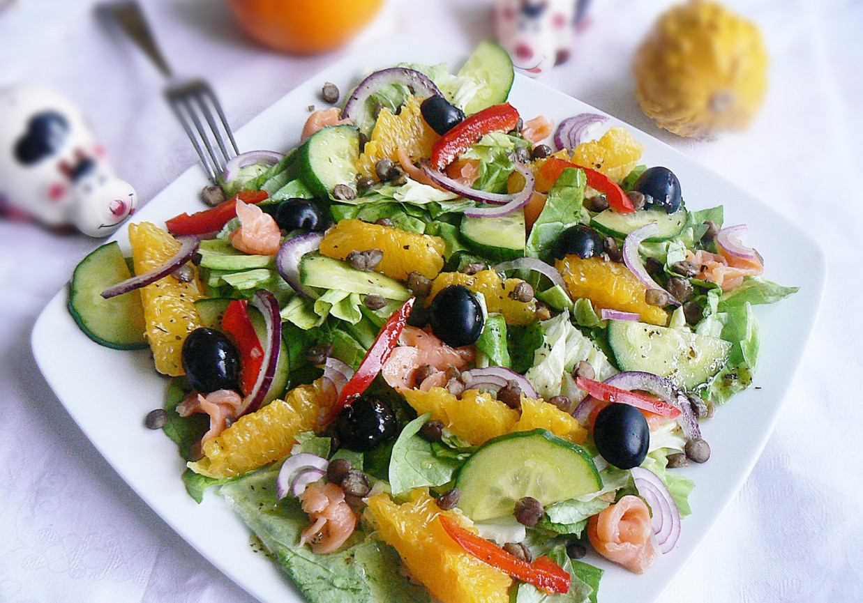 Sałatka z soczewicą łososiem pomarańczą foto