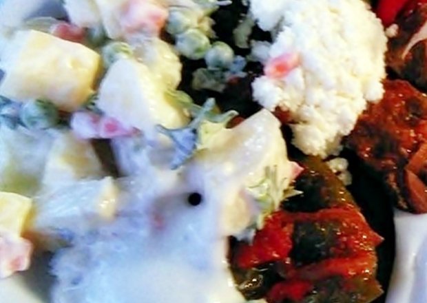 Fotografia przedstawiająca Sałatka z sosem jogurtowym i serem feta