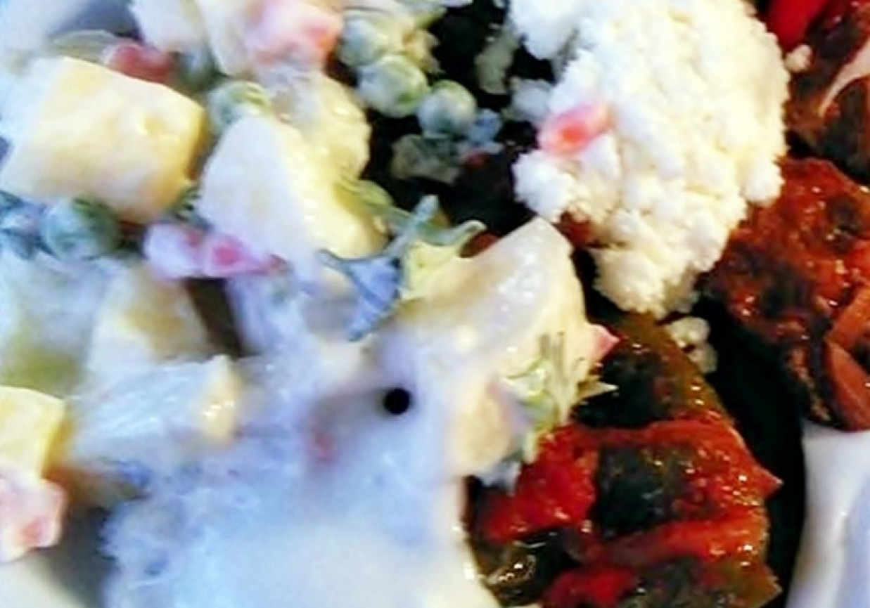 Sałatka z sosem jogurtowym i serem feta foto