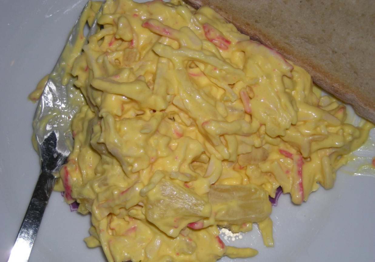 Sałatka z surimi i ananasem DoradcaSmaku.pl