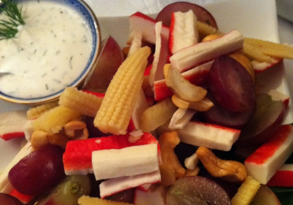Sałatka z surimi i orzechami nerkowca z sosem koperkowo-czosnkowym foto